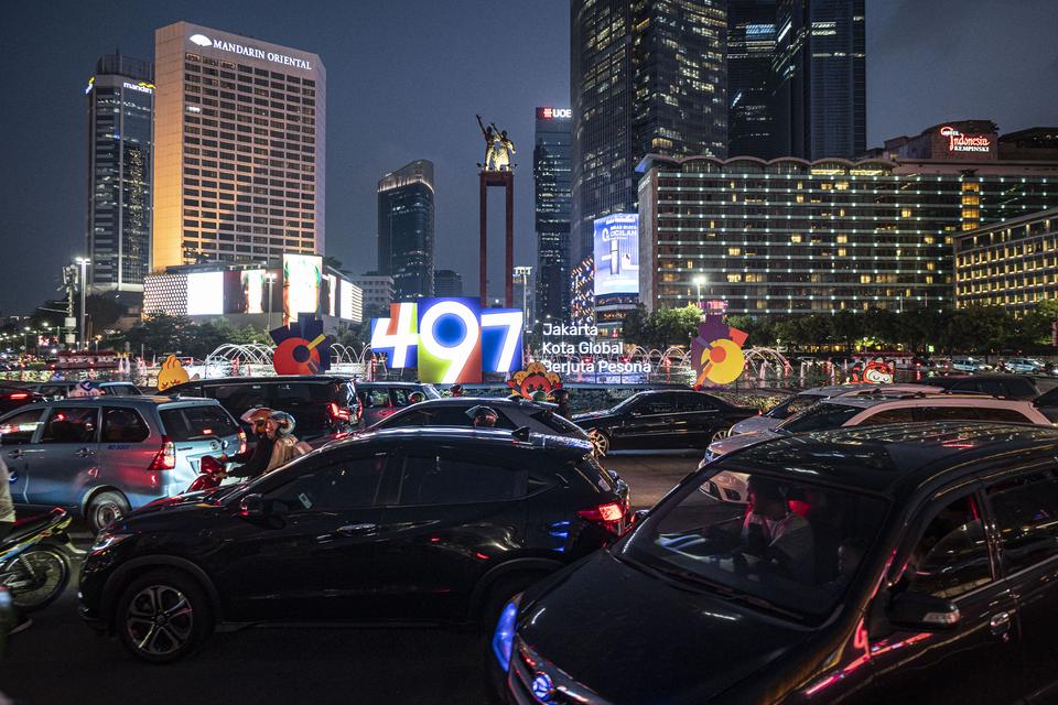 Sejumlah kendaraan melintas di kawasan Bundaran HI, Jakarta, Selasa (9/7/2024). Badan Perencana Pembangunan Daerah (Bappeda) DKI Jakarta menyatakan kota Jakarta membutuhkan anggaran sekitar Rp600 triliun agar bisa setara dengan kota-kota global lainnya.