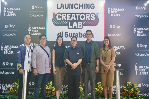 ShopTokopedia meresmikan Creators Lab di Surabaya untuk mencetak kreator muda yang bisa membantu UMKM lokal mempromosikan produk dan melakukan ekspansi pasar.