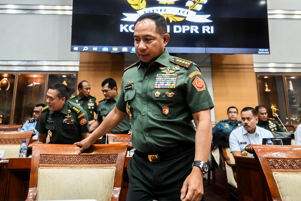 Panglima TNI Jenderal TNI Agus Subiyanto bersiap mengikuti rapat kerja bersama Komisi I DPR di kompleks Parlemen, Senayan, Jakarta, Rabu (10/7/2024). 