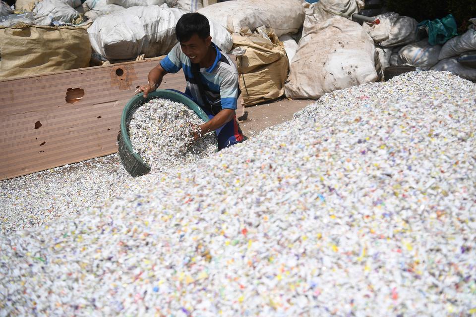 Warga mengambil hasil cacahan sampah plastik untuk bahan baku beragam kerajinan di Rumah Inovasi Daur Ulang Sampah Residu Anorganik (Rindu Resik), Prabumulih, Sumatera Selatan, Rabu (10/7/2024).