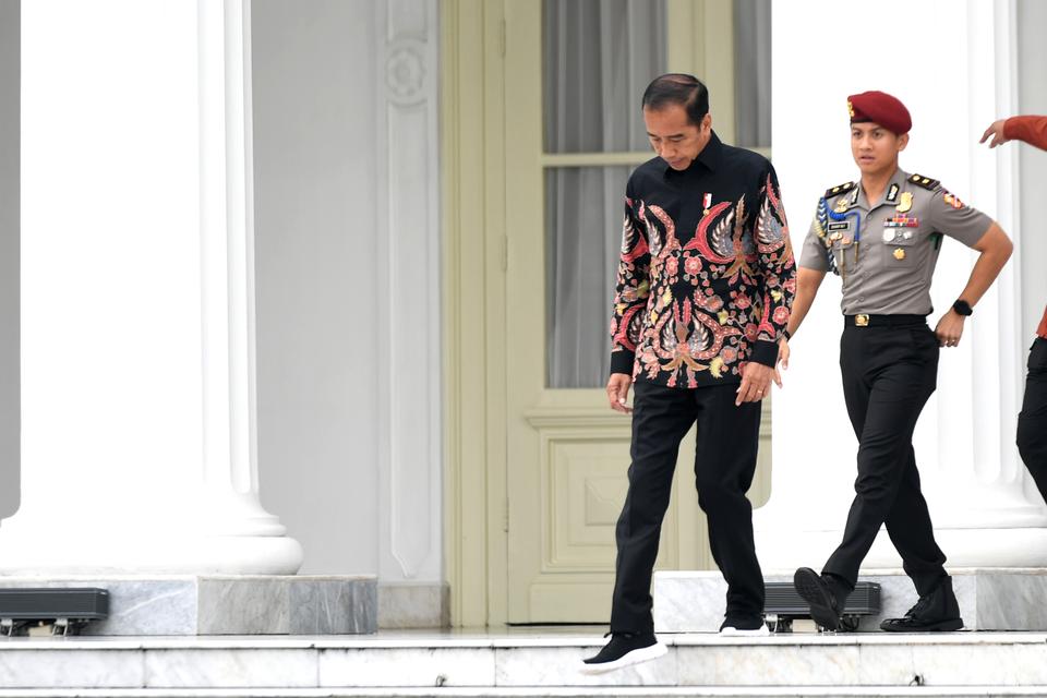 Presiden Joko Widodo (kiri) bersiap melepas kontingen Indonesia untuk Olimpiade Paris 2024 di halaman Istana Merdeka, Jakarta, Rabu (10/7/2024). 