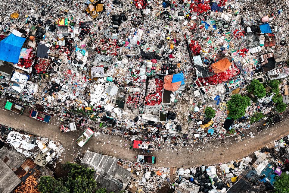 Foto udara sejumlah truk membuang sampah di kawasan Tempat Pembuangan Akhir (TPA) Cipeucang, Serpong, Tangerang Selatan, Banten, Rabu (10/7/2024). Dinas Lingkungan Hidup Kota Tangerang Selatan berencana membangun pembangkit listrik tenaga sampah (PLTSa) y