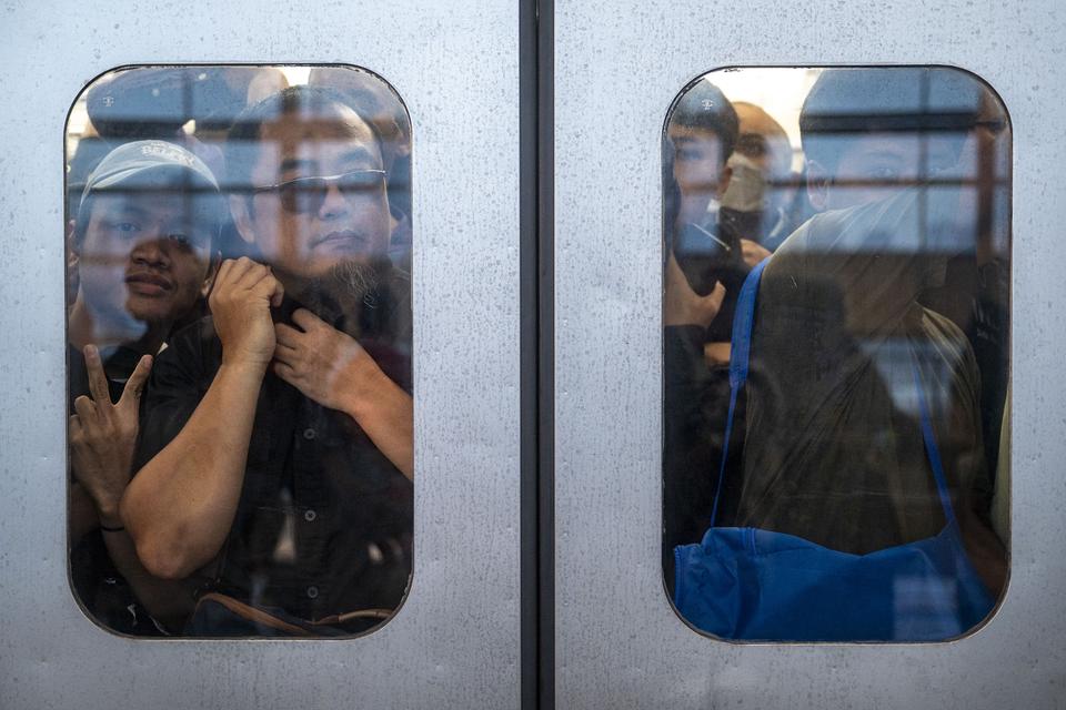 Sejumlah penumpang berada di gerbong kereta rel listrik (KRL) Jabodetabek di Stasiun Manggarai, Jakarta, Rabu (10/7/2024). PT Kereta Api Indonesia (KAI) mengajukan Penyertaan Modal Negara (PMN) sebesar Rp1,8 triliun pada tahun anggaran 2025 untuk menghind