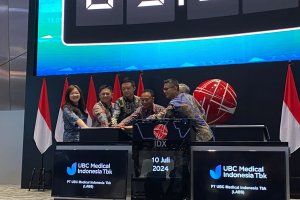PT UBC Medical Indonesia Tbk (LABS) resmi mencatatkan saham perdana atau IPO di Bursa Efek Indonesia (BEI), Jakarta, Rabu (10/7). Foto: Nur Hana Putri