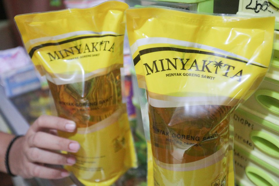 Pedagang menunjukkan minyak goreng merek MinyaKita di salah satu toko kelontong di Jakarta, Selasa (9/7/2024).