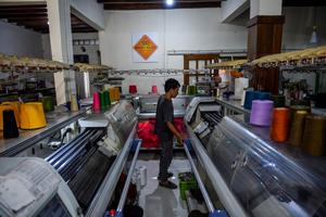 Dampak produk impor di Kampung Rajut Binong Jati