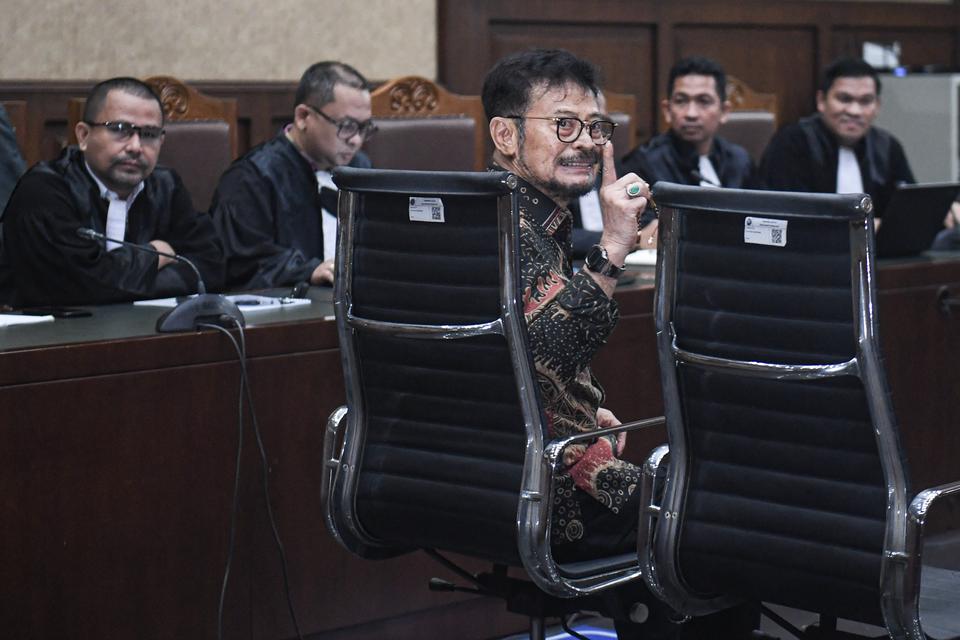Terdakwa kasus dugaan pemerasan dan gratifikasi di Kementerian Pertanian Syahrul Yasin Limpo (tengah) menjalani sidang lanjutan dengan agenda pembacaan putusan oleh majelis hakim di Pengadilan Tipikor, Jakarta, Kamis (11/7/2024). Majelis hakim menyatakan