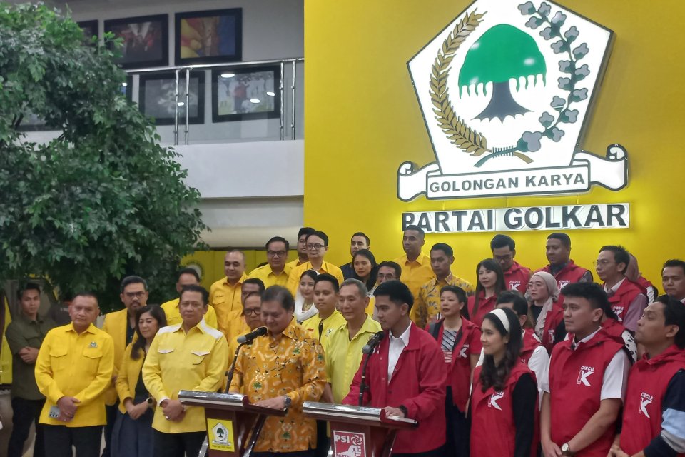 Ketua Umum Golkar Airlangga Hartarto menyambut kedatangan Ketua Umum PSI Kaesang Pangarep bersama pengurus PSI di kantor DPP Golkar, Kamis (11/7)