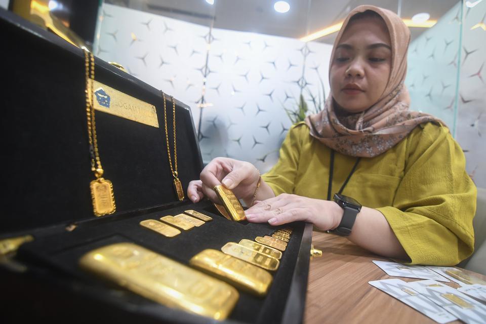 Harga emas spot naik 1,8% dan mencapai rekor tertinggi di level US$2.556,86 (Rp 39,39 juta) per ounce pada hari Kamis (12/9). 