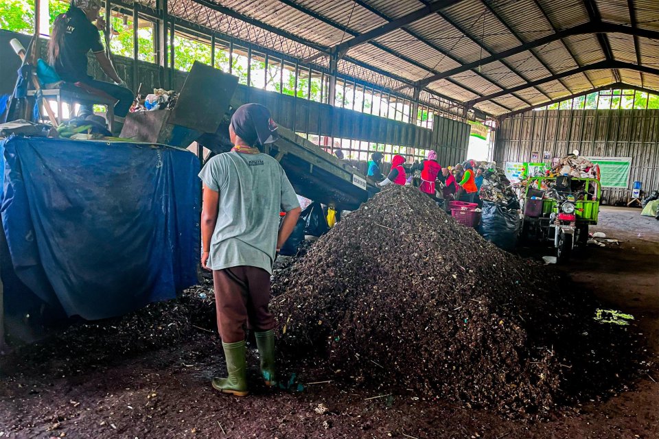 Tempat Pengelolaan Sampah Terpadu (TPST) di Banyumas yang dilengkapi mesin pemilah sampah organik dan anorganik menghasilkan produk akhir berupa pupuk kompos, paving, bata, biji plastik, dan juga bubur sampah organik sebagai bahan baku biomassa.