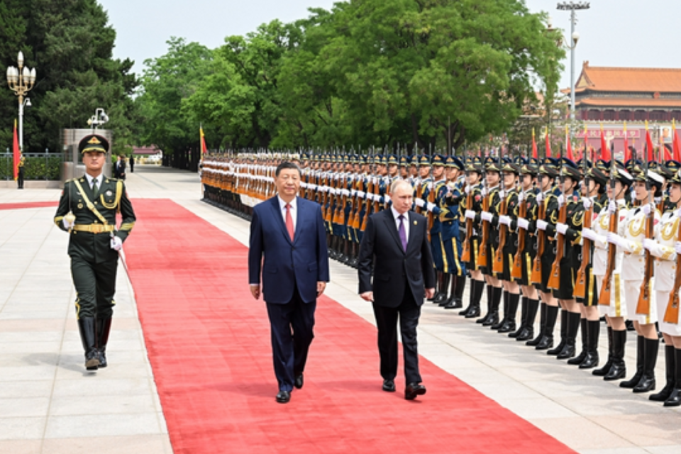  Xi Jinping mengadakan upacara penyambutan besar-besaran untuk Vladimir Putin di alun-alun di luar Gerbang Timur Aula Besar Rakyat.