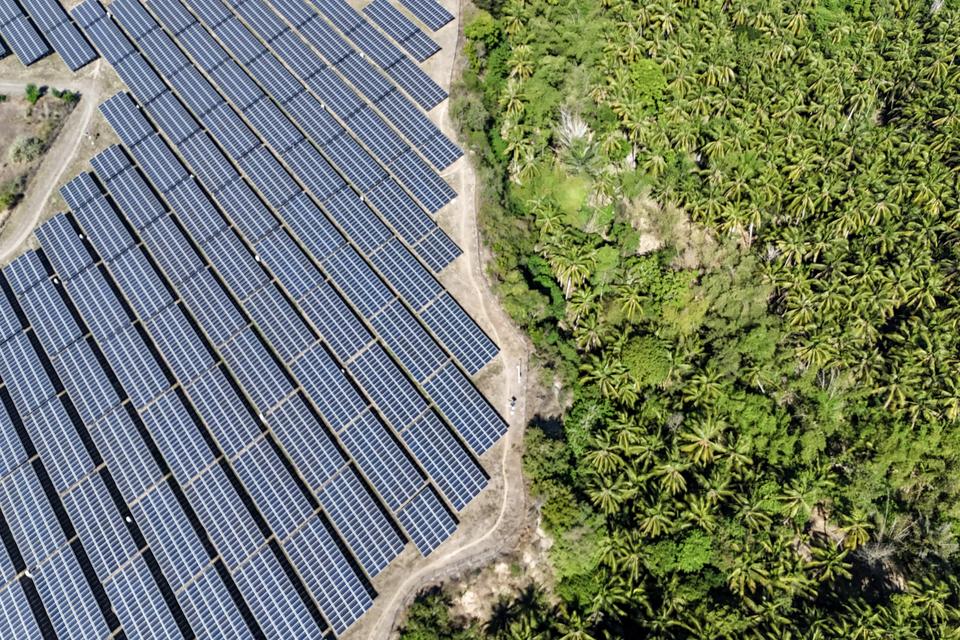 Foto udara kawasan Pembangkit Listrik Tenaga Surya (PLTS) on grid Selong kapasitas 7 MWp yang dioperasikan Vena Energy di Kelurahan Geres, Kecamatan Labuhan Haji, Selong, Lombok Timur, NTB, Senin (15/7/2024). Dinas Energi dan Sumber Daya Mineral (ESDM) Pr