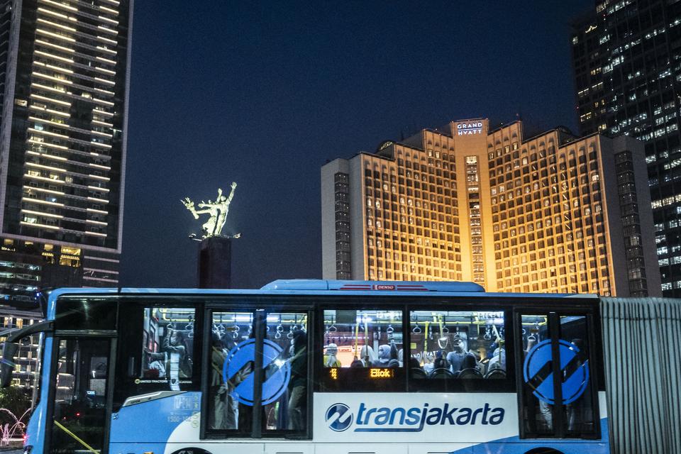 Transjakarta , bus listrik,