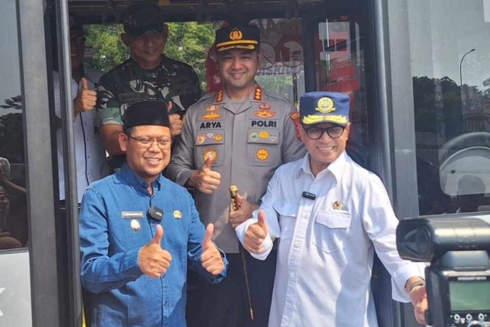 Menteri Perhubungan Budi Karya Sumadi (kanan) dan Wakil Wali Kota Depok Imam Budi Hartono ketika melakukan launcing Biskita Trans Depok di Stasiun LRT Harjamukti Depok, Jawa Barat, Minggu (14/7/2024).