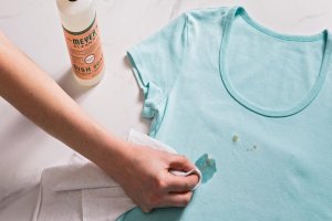Cara Menghilangkan Noda Minyak Di Baju