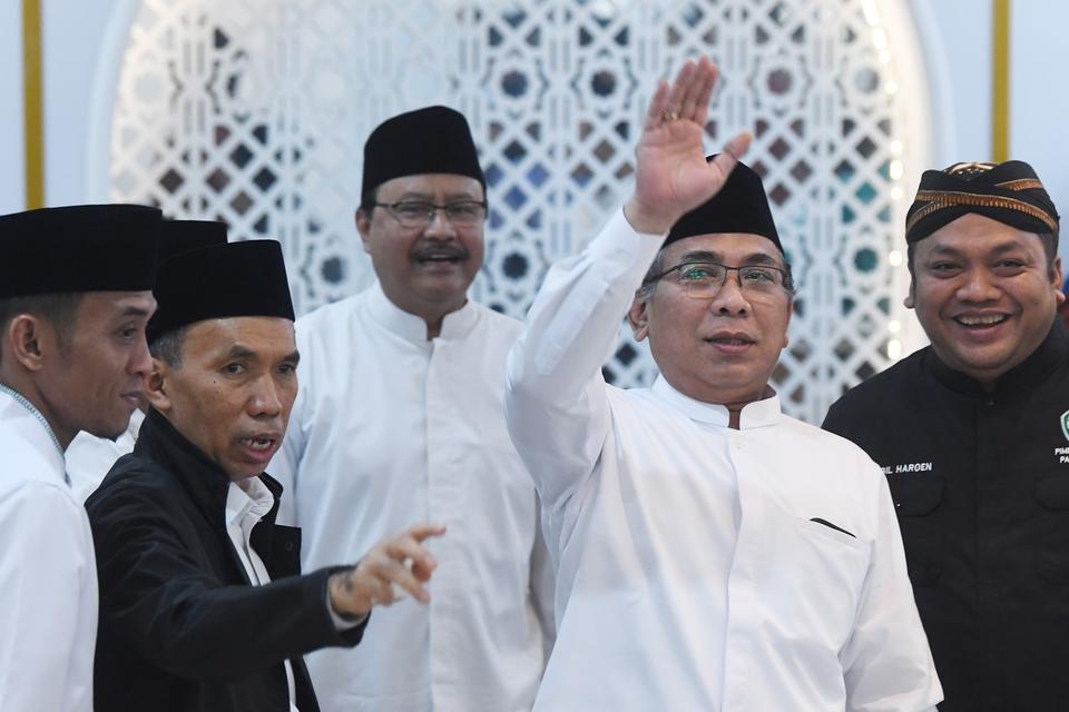 Ketua Umum Pengurus Besar Nahdlatul Ulama (PBNU) Yahya Cholil Staquf (kedua kanan) melambaikan tangan usai menyampaikan keterangan terkait pertemuan lima orang warga Nahdatul Ulama atau Nahdliyin dengan Presiden Israel Isaac Herzog di Jakarta, Selasa (16/