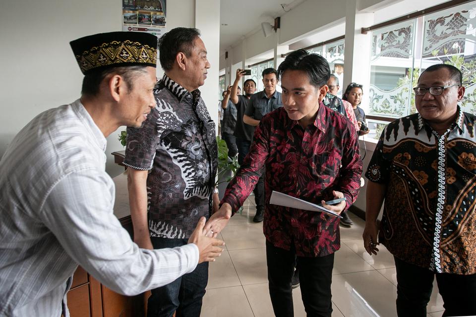 Wali Kota Solo Gibran Rakabuming Raka (kedua kanan) berjabat tangan dengan anggota DPRD setibanya di Kantor DPRD Solo, Jawa Tengah, Selasa (16/7/2024). Gibran mengajukan surat pengunduran diri dari jabatan Wali Kota Solo setelah dirinya ditetapkan KPU seb