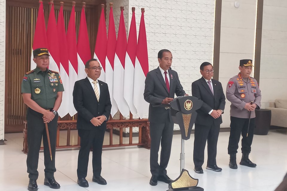 Presiden Jokowi saat menggelar konferensi pers di Pangkalan Angkatan Udara (Lanud) Halim Perdanakusuma, Jakarta Timur pada Selasa (16/7).\\