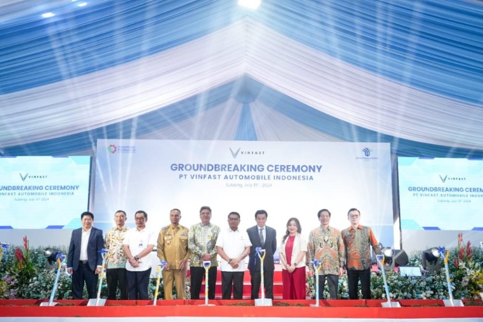 Peresmian peletakan batu pertama pembangunan pabrik mobil listrik VinFast di Subang, Senin (15/7)