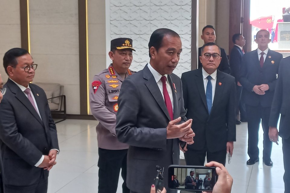 Presiden Jokowi saat menggelar konferensi pers di Pangkalan Angkatan Udara (Lanud) Halim Perdanakusuma, Jakarta Timur pada Selasa (16/7).