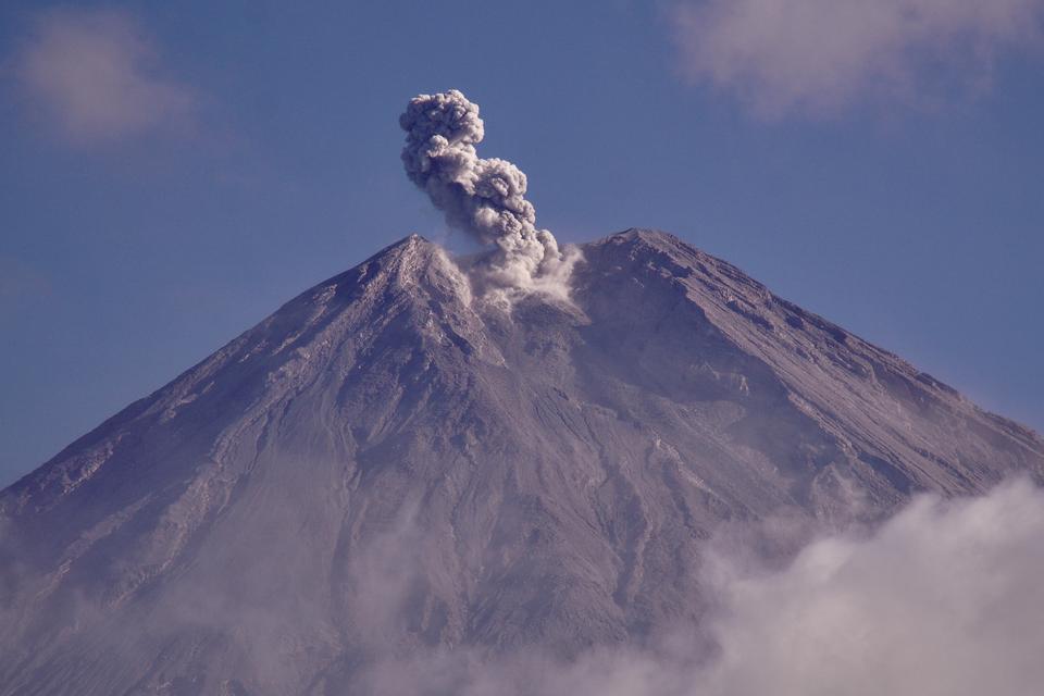 Asap vulkanis keluar dari kawah Gunung Semeru saat terlihat dari Desa Sumberurip, Pronojiwo, Lumajang, Jawa Timur, Rabu (17/7/2024). Bedasarkan hasil analisa dan evaluasi Pusat Vulkanologi dan Mitigasi Bencana Geologi (PVMBG) hingga Minggu (14/7), tingkat