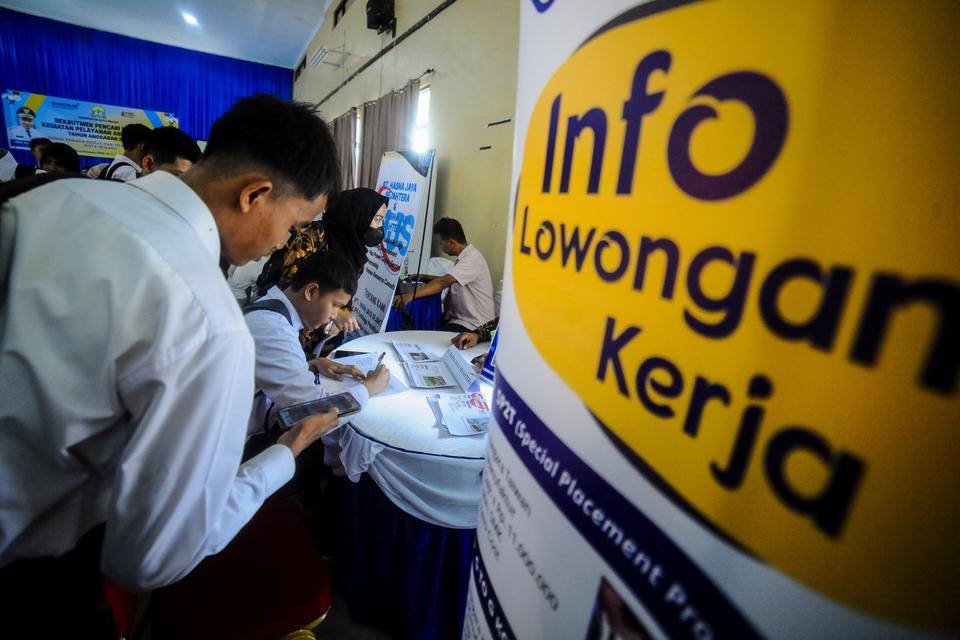 Sejumlah pencari kerja mengisi formulir saat Job Fair Kota Serang 2024 di Kota Serang, Banten, Rabu (17/7/2024). International Monetary Fund (IMF) melalui World Economic Outlook pada April 2024 menyebutkan bahwa tingkat pengangguran di Indonesia ada di a