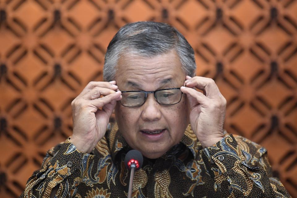 Gubernur Bank Indonesia (BI) Perry Warjiyo mengenakan kacamatanya sebelum memberikan keterangan terkait hasil Rapat Dewan Gubernur (RDG) BI di Jakarta, Rabu (17/7/2024). Bank Indonesia tetap mempertahankan suku bunga acuan atau BI-Rate sebesar 6,25 persen