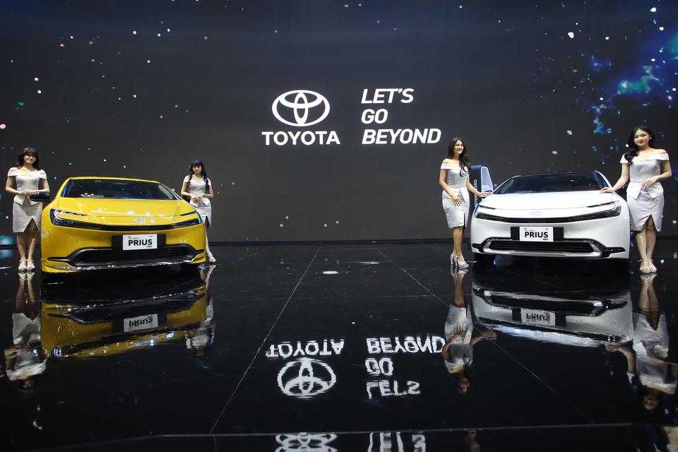 Model berfoto dengan mobil All New Prius Hybrid Electric Vehicle (HEV) dan All New Prius Plug-in Hybrid Electric Vehicle (PHEV) usai diluncurkan pada pameran otif GAIKINDO Indonesia International Auto Show (GIIAS) 2024 di Indonesia Convention Exhibition 