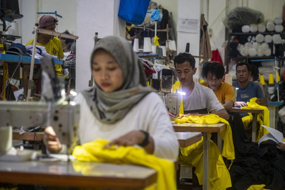 Sejumlah pekerja menyelesaikan pembuatan kaos di konveksi Sinergi Adv, Jakarta, Rabu (17/7/2024). 