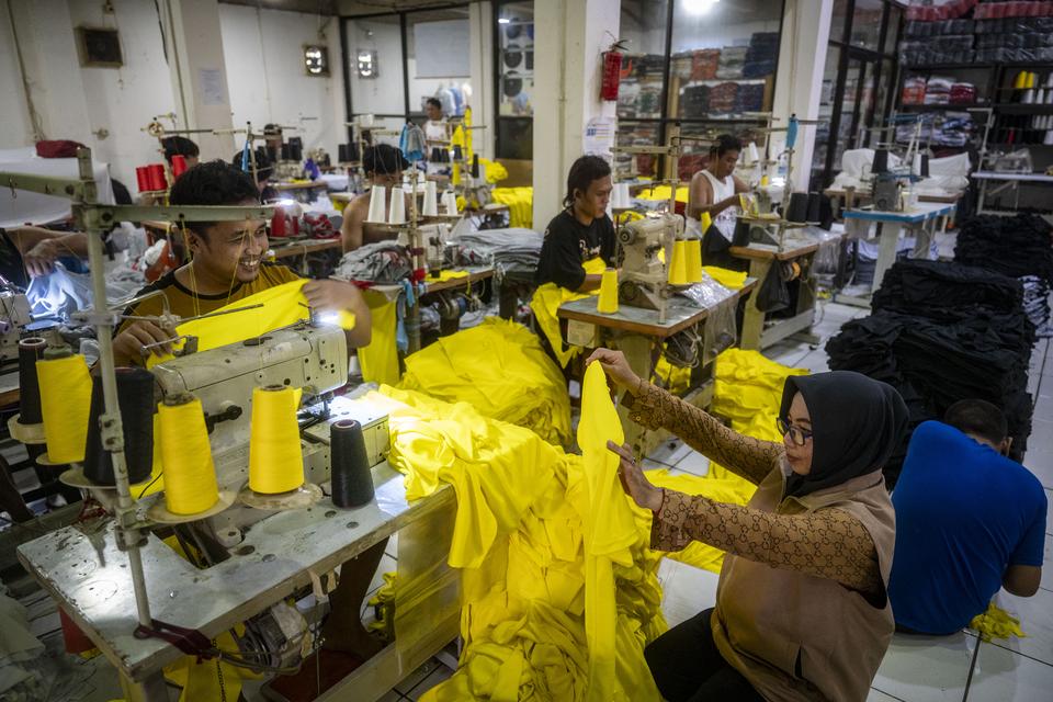 Sejumlah pekerja menyelesaikan pembuatan kaos di konveksi Sinergi Adv, Jakarta, Rabu (17/7/2024). 