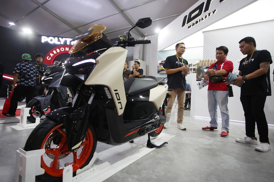 Pengunjung melihat sepeda motor listrik ION Mobility yang dipamerkan pada ajang Gaikindo Indonesia International Auto Show (GIIAS) 2024 di Indonesia Convention Exhibition (ICE) BSD, Serpong, Kabupaten Tangerang, Banten, Kamis (18/7/2024). Selain menghadir