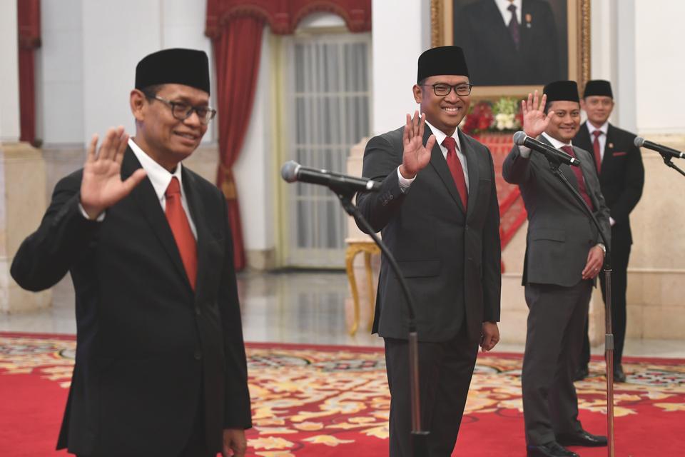 Thomas Djiwandono (kanan), Sudaryono (kanan) dan Yuliot Tanjung (kiri) melambaikan tangan saat bersiap untuk dilantik menjadi wakil menteri oleh Presiden Joko Widodo di Istana Negara, Jakarta, Kamis (18/7/2024). Presiden Joko Widodo melantik tiga wakil me