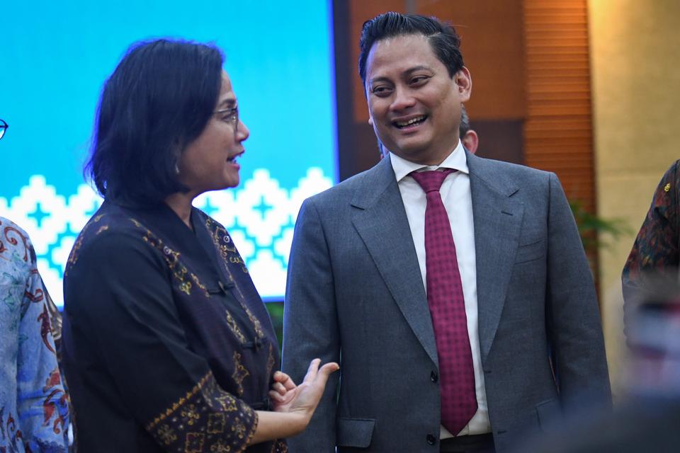 Menteri Keuangan Sri Mulyani (kiri) berbincang dengan Wakil Menteri Keuangan II Thomas Djiwandono (kanan) sebelum menyampaikan keterangan kepada wartawan di Kompleks Kemenkeu, Jakarta, Kamis (18/7/2024). 