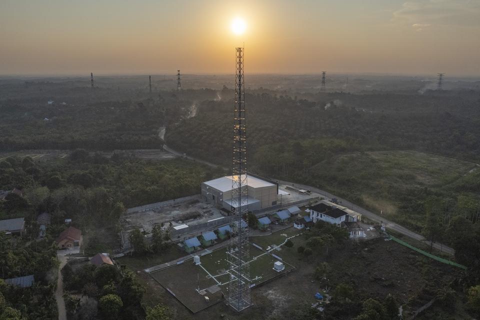 Foto udara tower pemantau Gas Rumah Kaca (GRK) di Stasiun Klimatologi Jambi, Muaro Jambi, Jambi, Kamis (18/7/2024). BMKG meresmikan pembangunan tower pantau GRK kedua di Indonesia setinggi 100 meter di Jambi dengan tujuan mengawasi konsentrasi gas rumah k