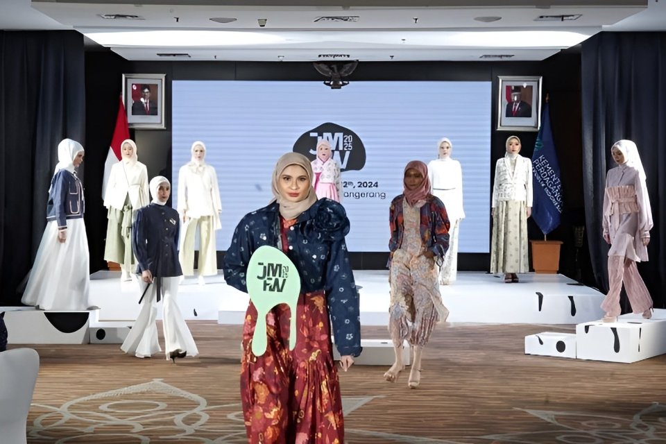 JMFW menunjukkan bentuk kerja sama semua pihak dalam mewujudkan cita-cita Indonesia sebagai pusat modest fashion dunia. 