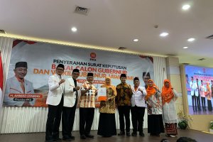 PKS saat memberikan surat rekomendasi kepada pasangan Khofifah Indar Parawansa-Emil Dardak di Jakarta, Kamis (18/7). Foto: Amelia Yesidora/Katadata