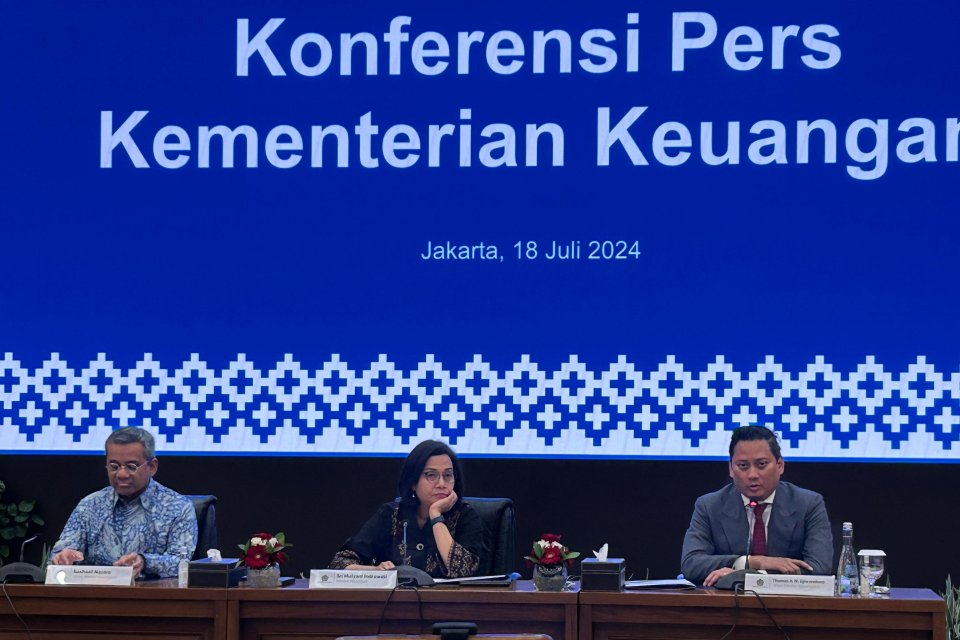 Menteri Keuangan Sri Mulyani Indrawati menyambut wakil menteri barunya yakni Thomas Djiwandono (kanan) di Gedung Kementerian Keuangan, Kamis (18/7).