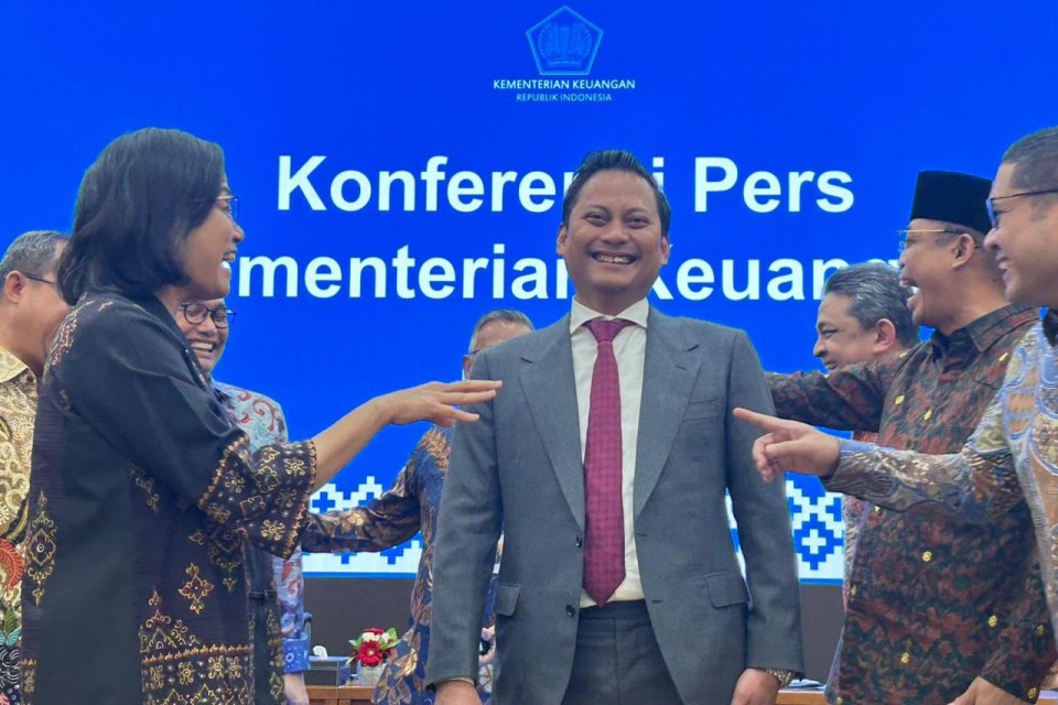 Menteri Keuangan Sri Mulyani Indrawati menyambut wakil menteri barunya yakni Thomas Djiwandono (tengah) di Gedung Kementerian Keuangan, Kamis (18/7).