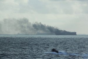 Kapal tanker minyak terbakar di perairan Singapura, Jumat (19/7).