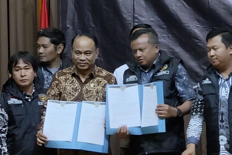 Menteri Komunikasi dan Informatika, Budi Arie Setiadi dan ketua Satgas RI-1, Arfian.