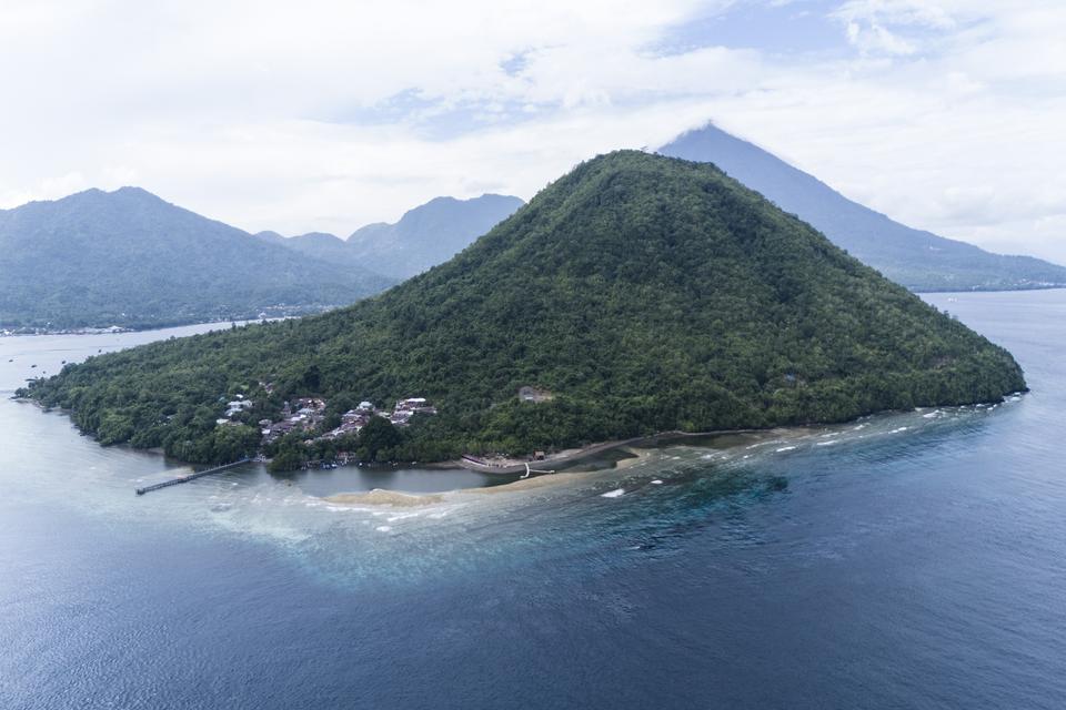 Foto udara Desa Wisata Akebay di Pulau Maitara, Tidore Kepulauan, Maluku Utara,Sabtu (20/7/2024). Objek wisata Pulau Maitara merupakan peraih penghargaan sebagai Desa Wisata Terbaik 2023 oleh Kemenparekraf dan saat ini pemda setempat terus melakukan penge