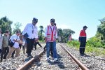 Menhub Budi Karya Sumadi meninjau pembangunan jalur kereta api logistik Sulawesi Selatan, Jumat (19/7/2024)