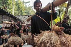 Tradisi Seren Taun Kasepuhan Sinar Resmi di Sukabumi