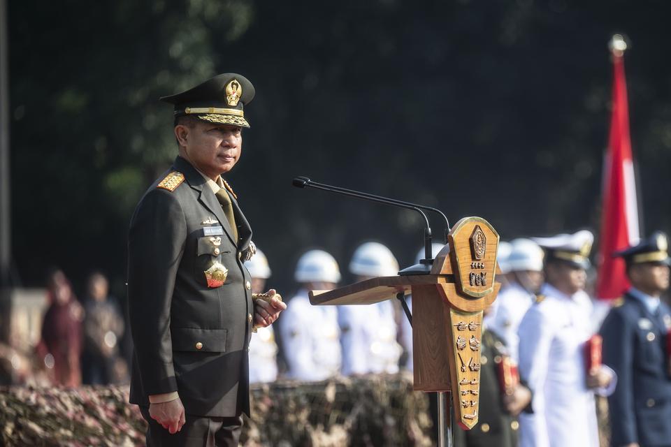 Panglima TNI Jenderal TNI Agus Subiyanto memimpin upacara Prasetya Perwira Prajurit Karier TNI Tahun Anggaran 2024 di Mabes TNI, Cilangkap, Jakarta, Senin (22/7/2024). 