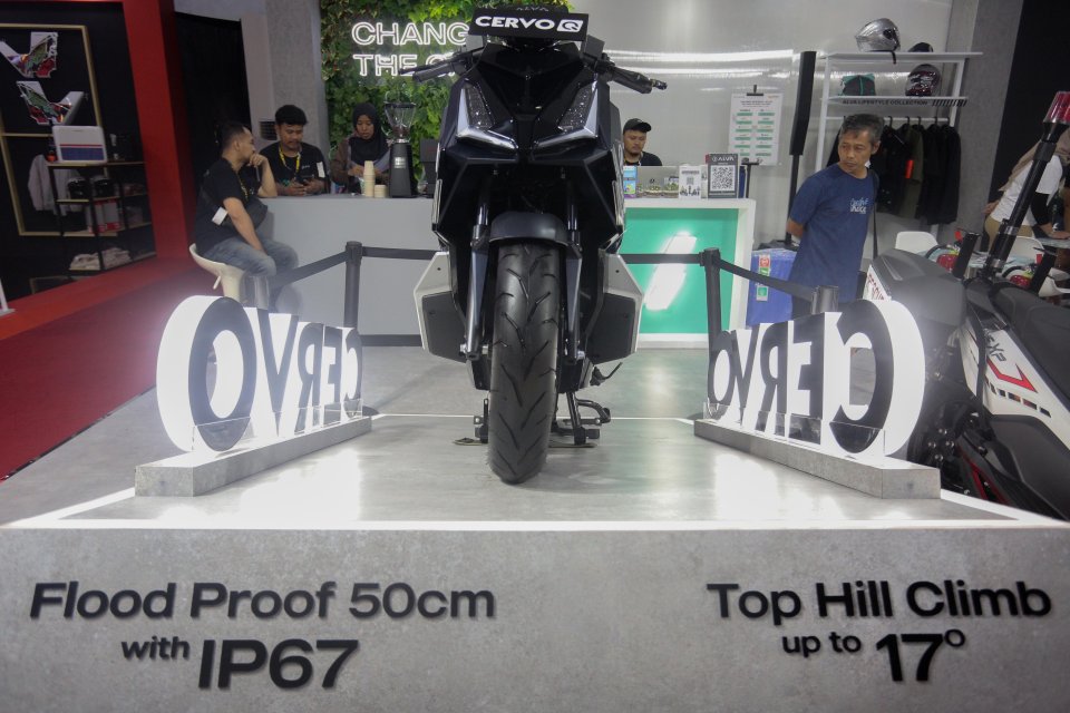 Pengunjung melihat motor listrik ALVA Cervo Q yang dipamerkan di GAIKINDO Indonesia International Auto Show (GIIAS) 2024 di ICE BSD City, Kabupaten Tangerang, Banten, Jumat (19/7/2024). Pameran otomotif yang mengusung tema "Innovation Meets Inspiration