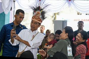Presiden Joko Widodo tinjau vaksin nasional di Jayapura