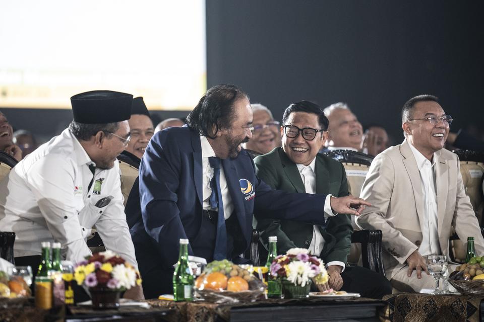 Ketua Umum Partai Kebangkitan Bangsa (PKB) Muhaimin Iskandar (kedua kanan) berbincang dengan Ketua Umum Partai Nasdem Surya Paloh (kedua kiri), Ketua Harian Partai Gerindra Sufmi Dasco Ahmad (kanan), dan Wakil Ketua Umum PKB Jazilul Fawaid (kiri) dalam ac