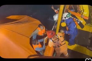 Tangkapan layar penyelamatan kru kapal kargo yang karam oleh kru PHE ONWJ