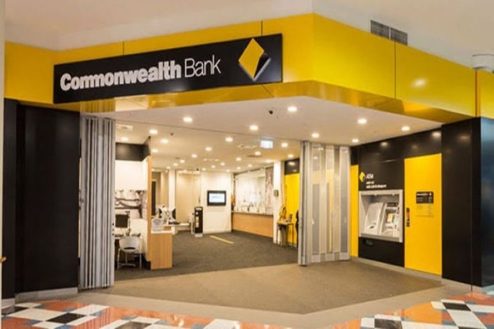 Salah satu bank asing yang keluar dari pasar Indonesia adalah Commonwealth Bank.