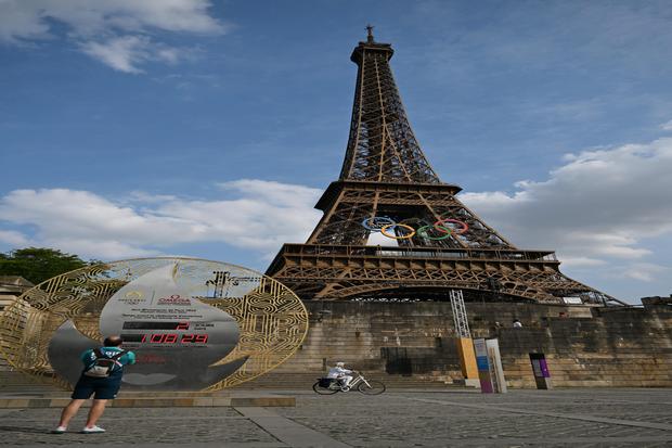 Cincin Olimpiade Paris 2024 di Menara Eiffel